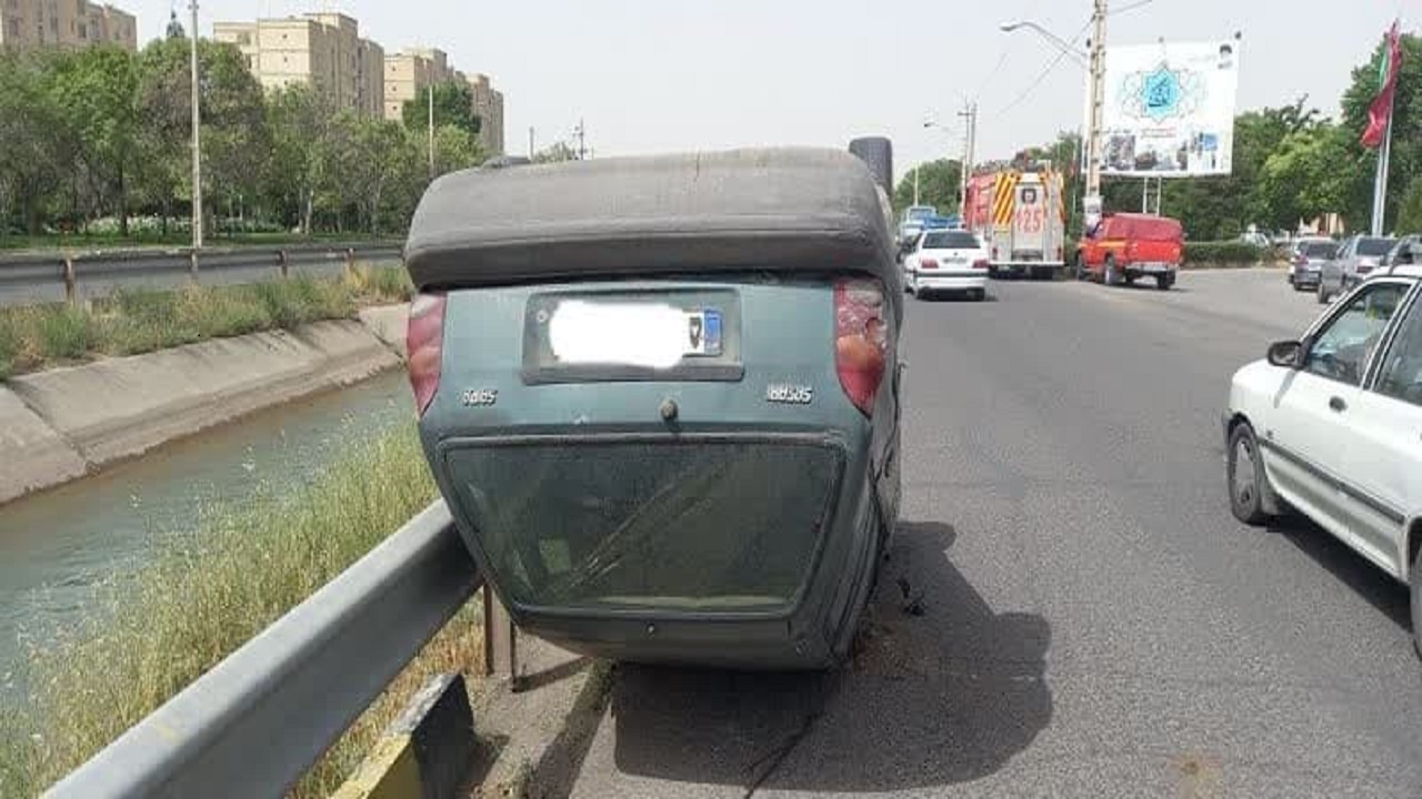 واژگونی در اثر برخورد شدید دو خودروی سواری در بلوار معلم قزوین