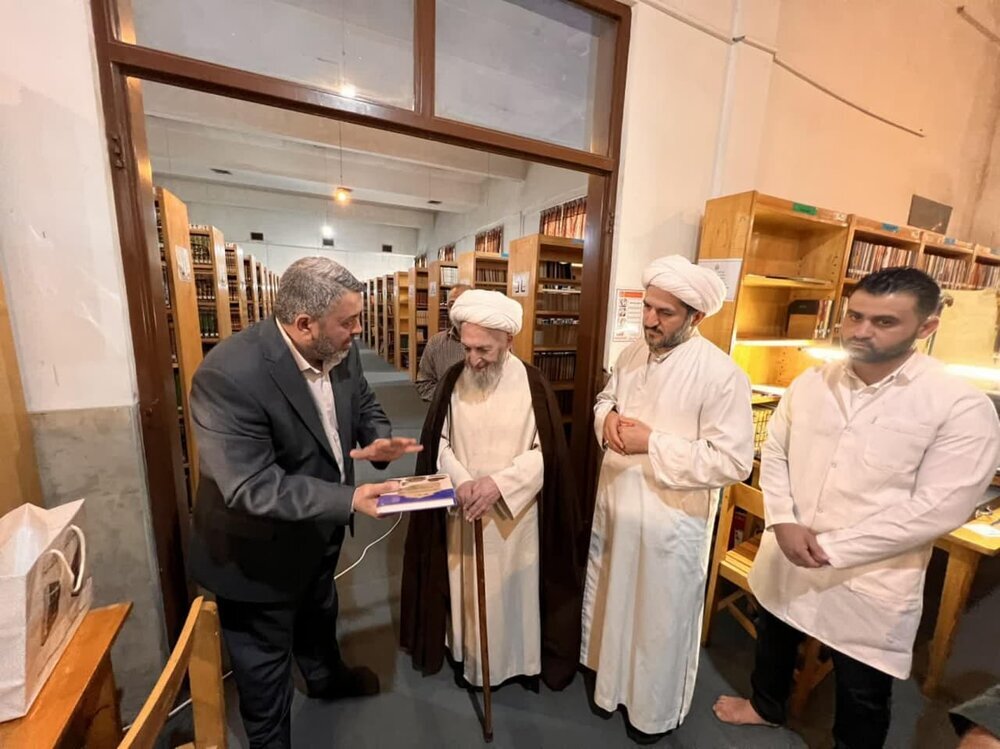 بازدید آیت الله سبحانی از کتابخانه مؤسسه امام صادق(ع)