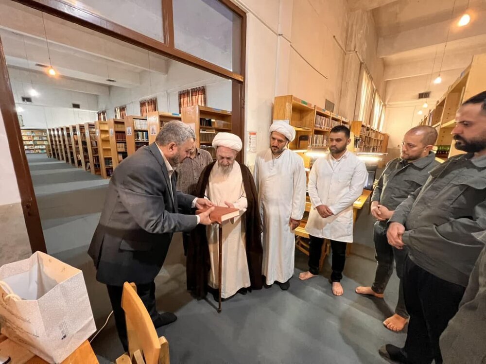 بازدید آیت الله سبحانی از کتابخانه مؤسسه امام صادق(ع)