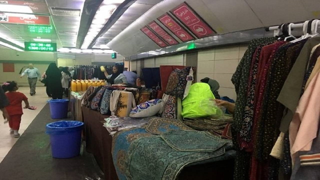 کلافگی مسافران از سد معبر غرفه‌ای در ایستگاه متروی صادقیه + فیلم و تصاویر