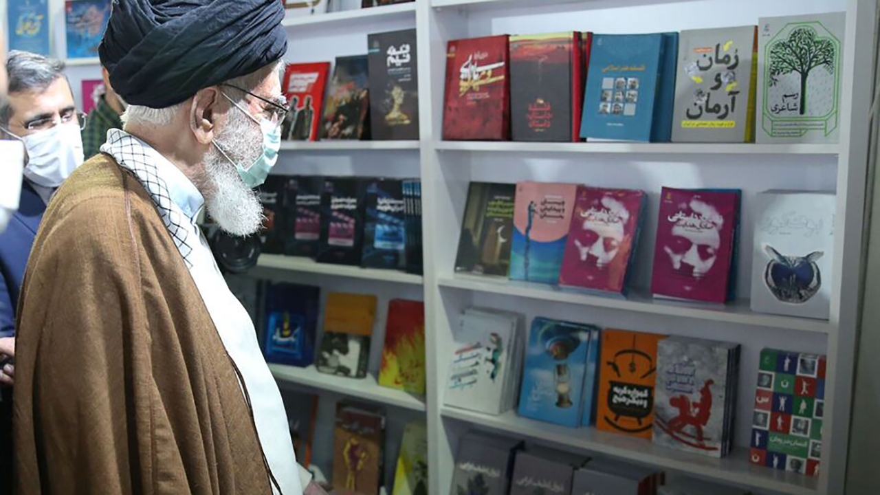 رهبر انقلاب به خواندن چه کتاب‌هایی علاقه‌مندند؟ + فیلم