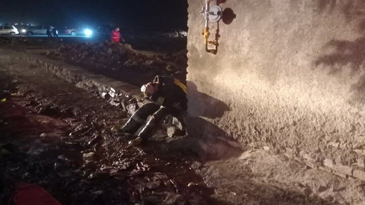 آتش سوزی وسیع انبار کاه و انبار پلاستیک در شهر قنوات قم / یک جوان ۱۸ ساله و دو کودک جان باختند + فیلم