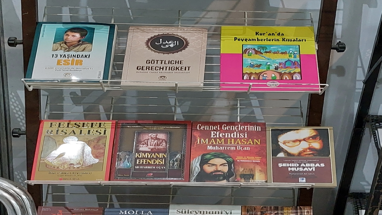کتاب‌های «اسیر ۱۳ ساله» و «خداحافظ فرمانده» در غرفه ترکیه نمایشگاه کتاب