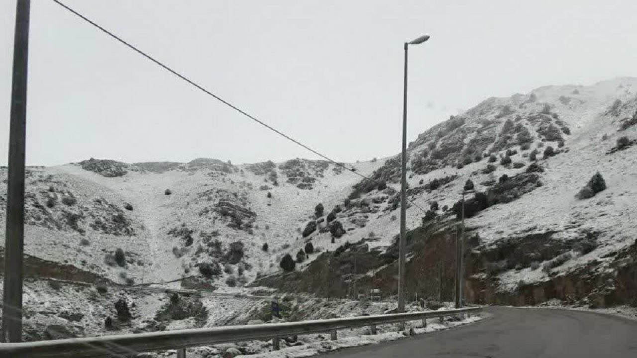 برف در جاده های منتهی به قوچان باریدن گرفت