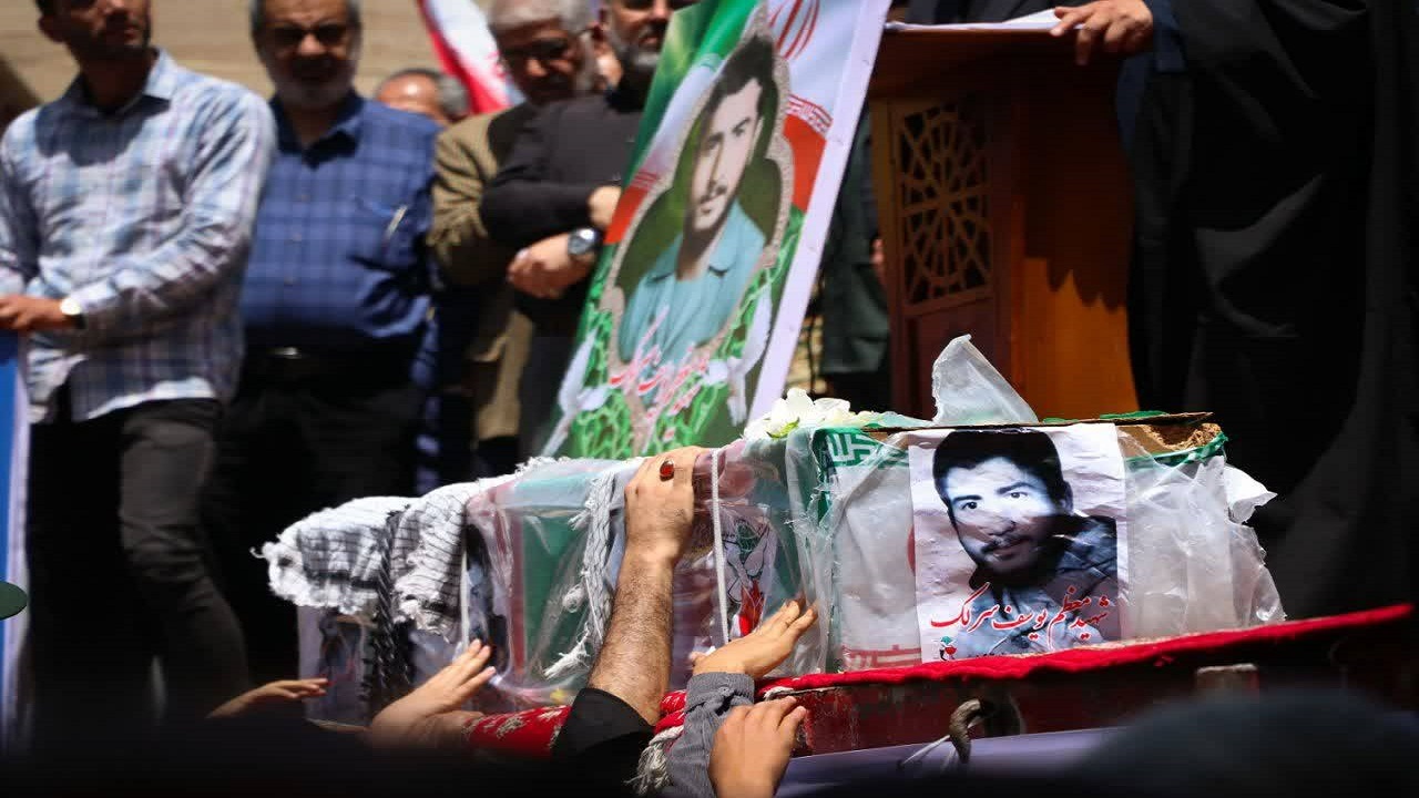 برگزاری مراسم وداع با پیکر شهید «یوسف سرلک» در الیگودرز لرستان + عکس