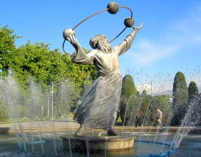 خیام، شاعر و حکیمی که آوازه رباعیاتش تا مغرب زمین رفت