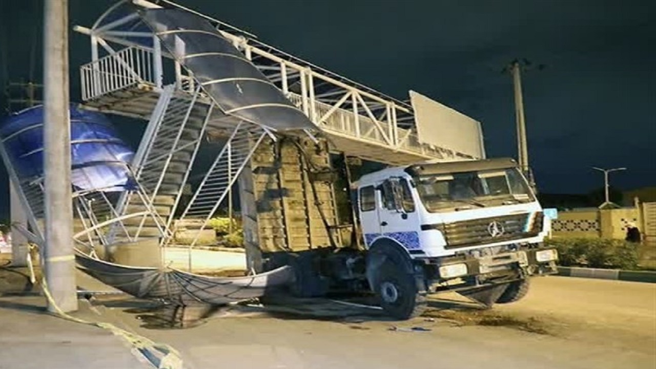 برخورد کامیون ۱۰چرخ با پل عابر پیاده در مشهد