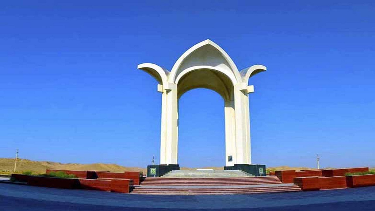 اجرای آسفالت در محوطه آرامگاه مختومقلی فراغی