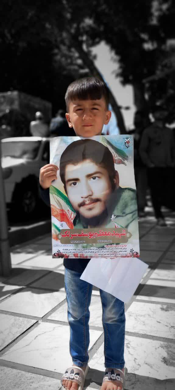 تصویر یادگاری نونهالی با شهید