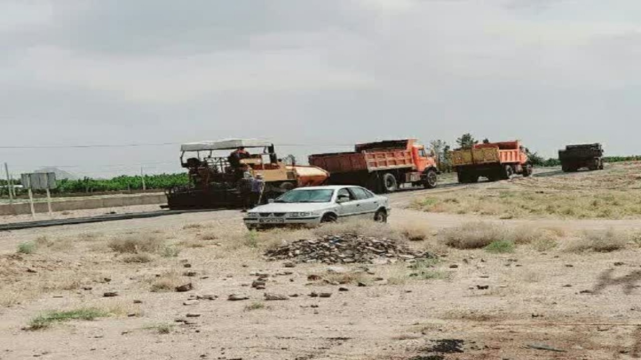 آغاز عملیات روکش گرم محور بین مزارع فخرآباد به سیوجان 
