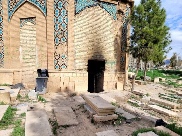 آثار معتادان بر آرامگاهی در داخل گورستان دارالسلام آثار معتادان بر آرامگاهی در داخل گورستان دارالسلام