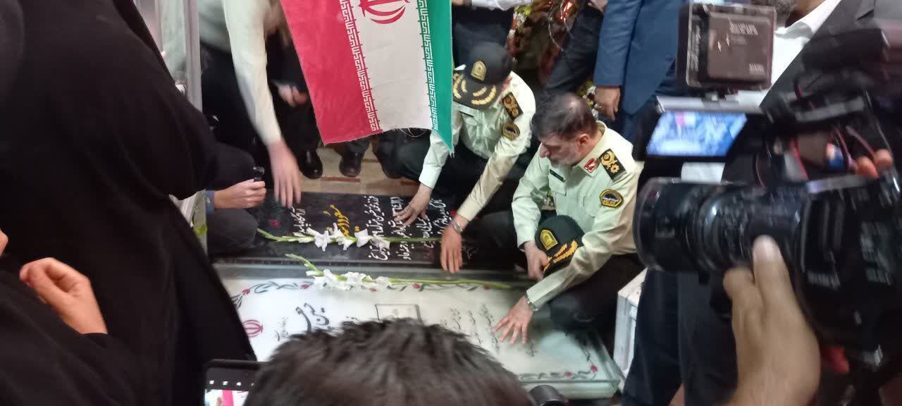 فرمانده انتظامی کل کشور به مقام شامخ شهید سلیمانی ادای احترام کرد