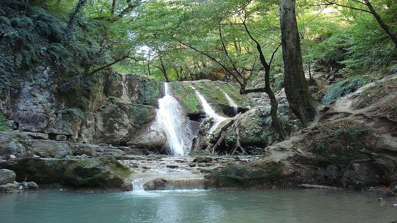 نمایی از آبشار زیبای روستای باغو در استان گلستان + فیلم