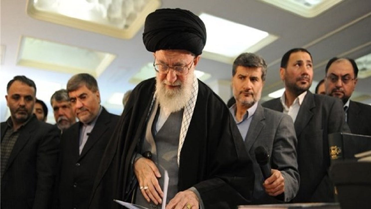 مقام معظم رهبری : کتابخوانی را باید در جامعه همه‌گیر کنیم