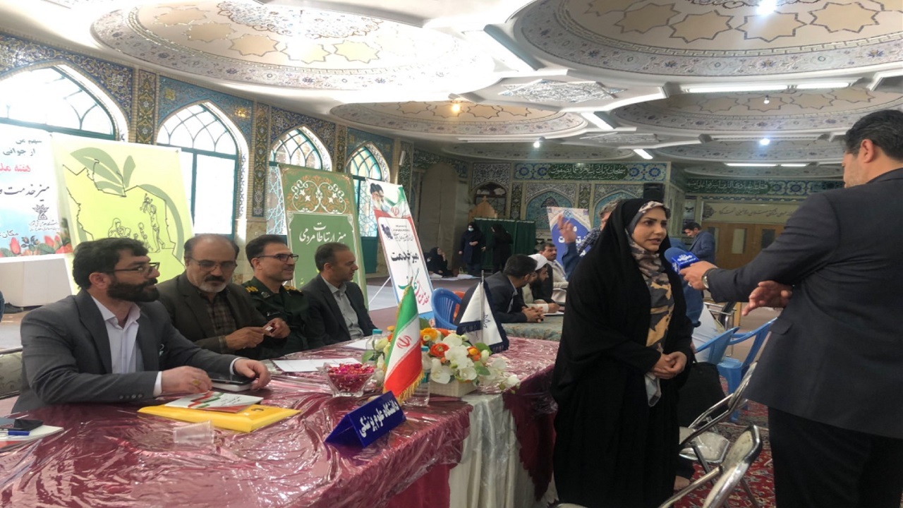 برپایی میزخدمت دستگاه های اجرایی در مصلای شهرکرد
