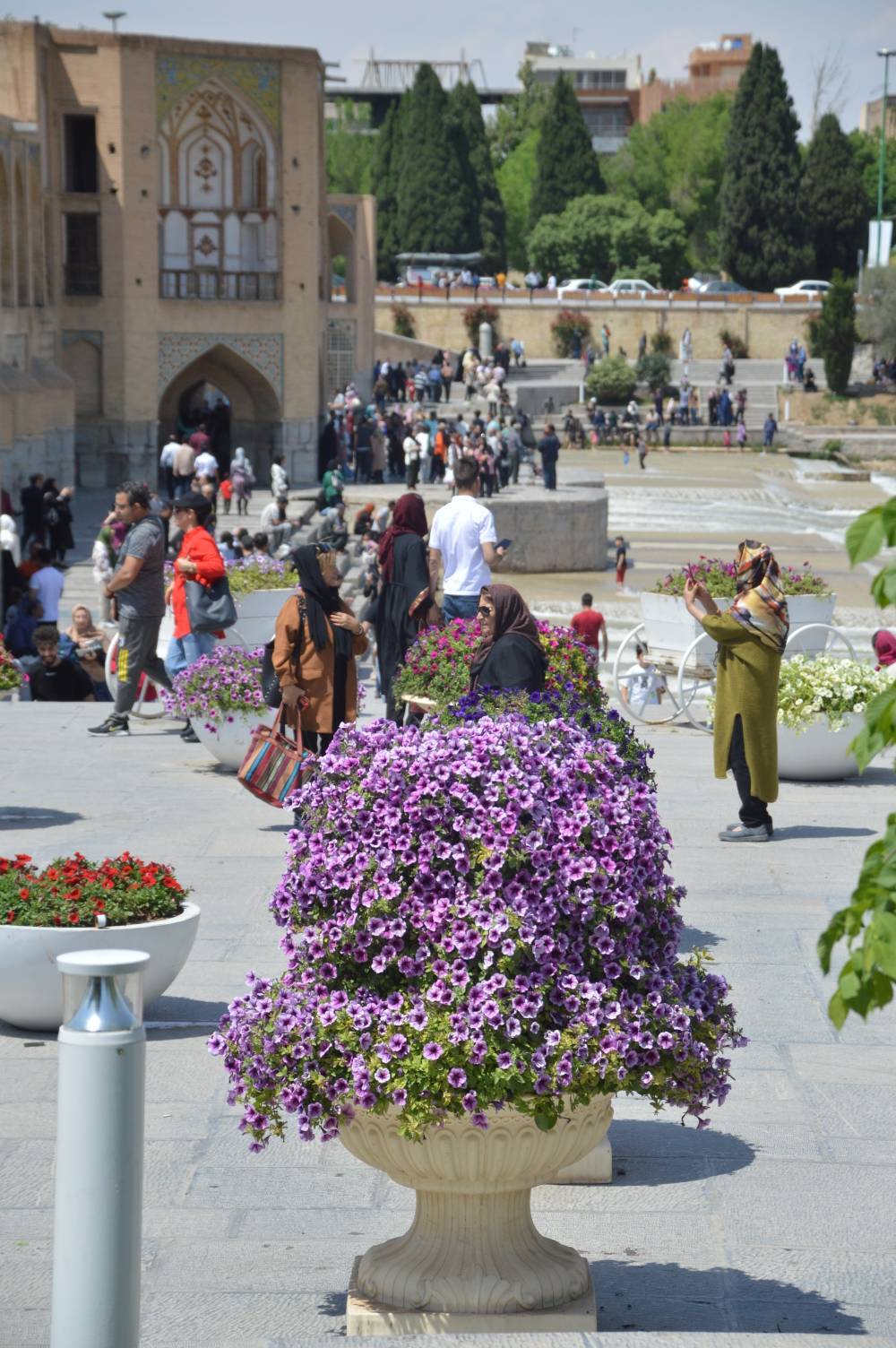 گردشگران در پل خواجو