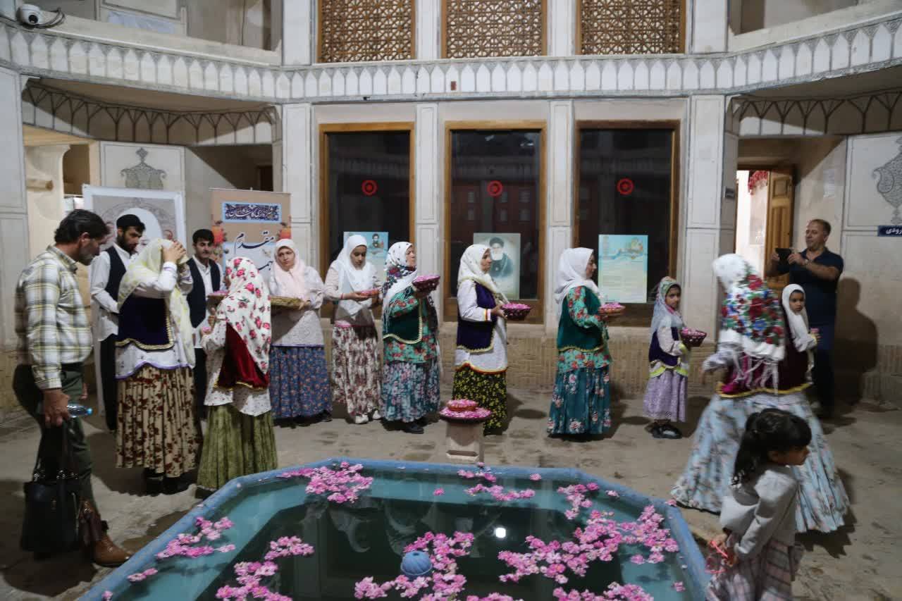 شادمانی در مراسم گل غلطان