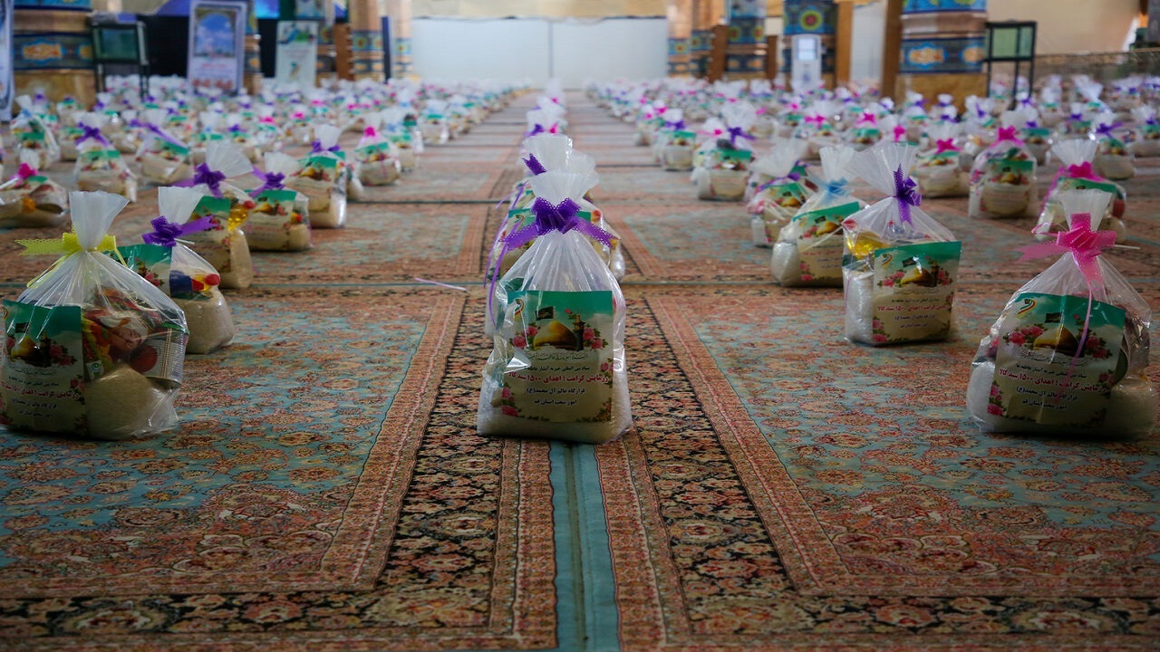 اهدای ۱۵۰۰ سبد کالا در مسجد مقدس جمکران