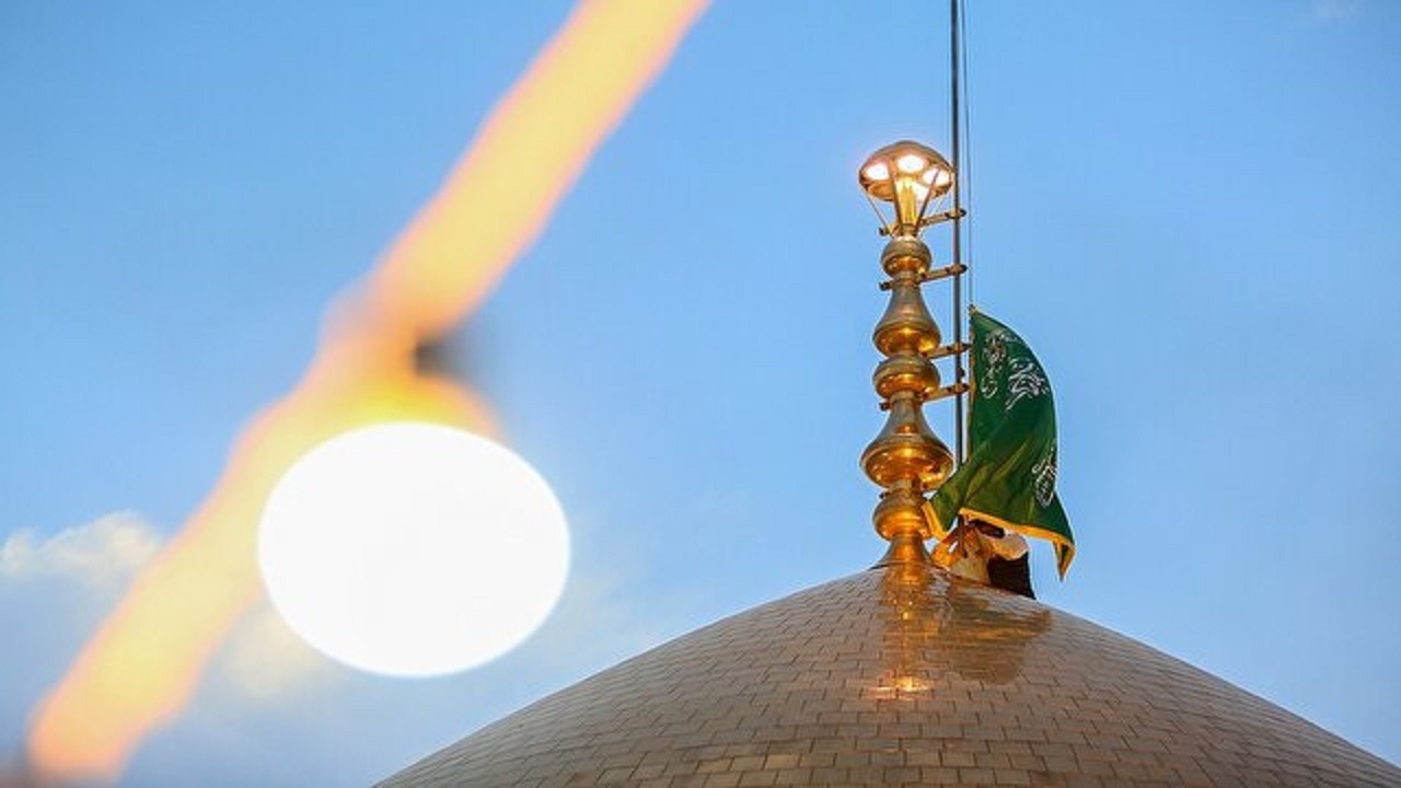آیین تعویض پرچم گنبد حرم حضرت معصومه(س)برگزار شد