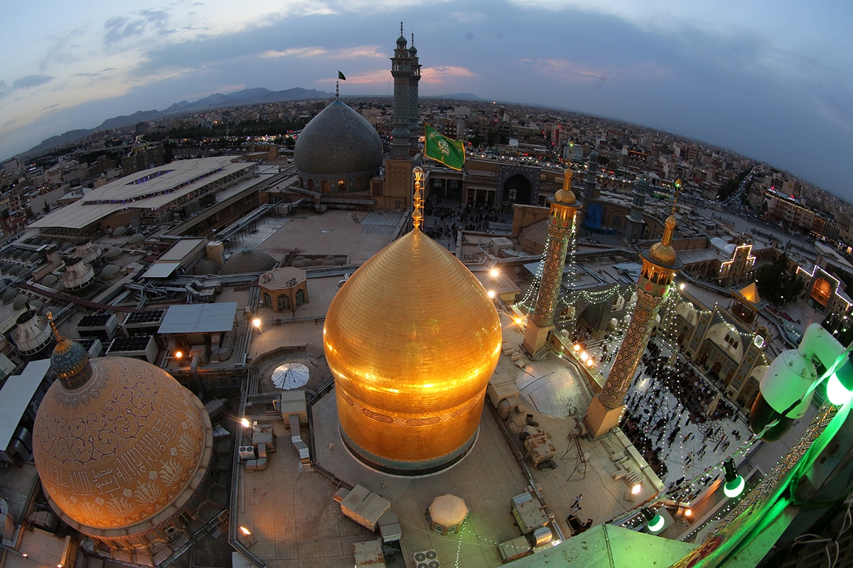 آیین تعویض پرچم گنبد حرم حضرت معصومه(س)