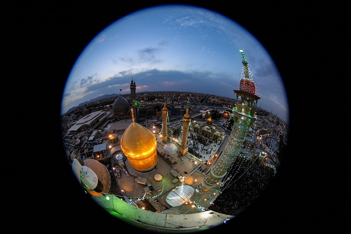 آیین تعویض پرچم گنبد حرم حضرت معصومه(س)