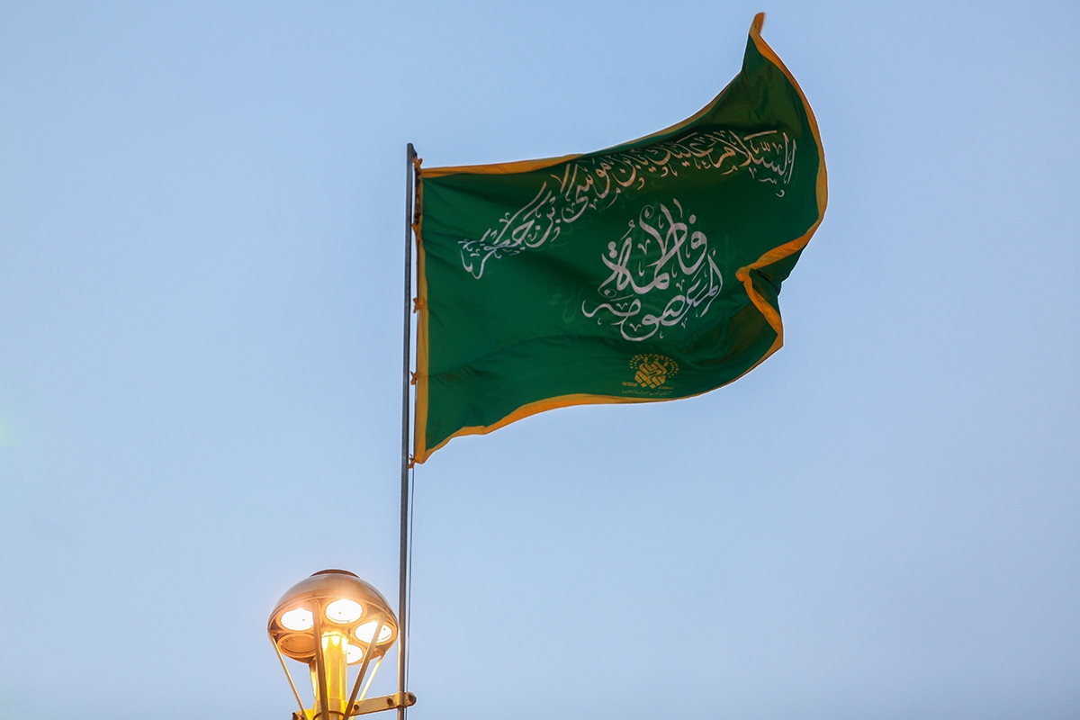 آیین تعویض پرچم گنبد حرم حضرت معصومه(س)