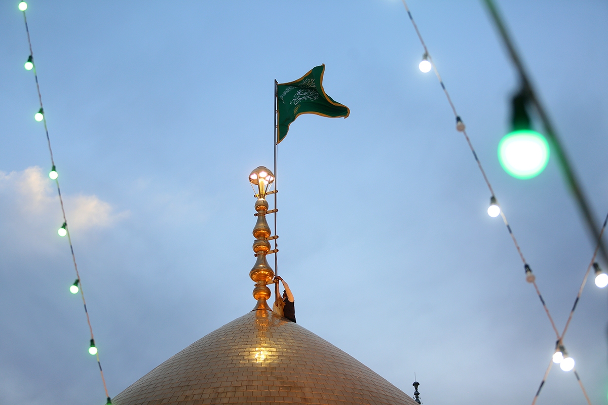 آیین تعویض پرچم گنبد حرم حضرت معصومه(س)