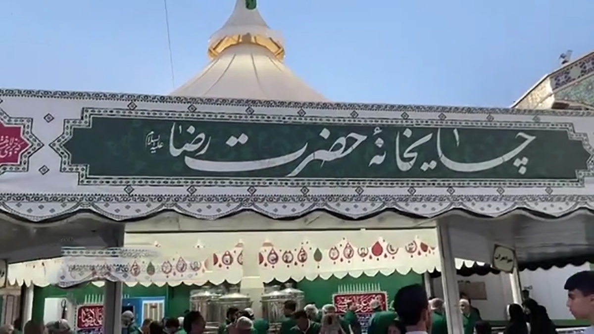 شست‌وشوی رواق‌های حرم مطهر رضوی + فیلم