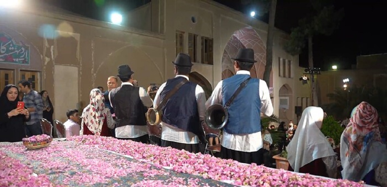 برگزاری جشنواره ملی گل غلتان در گنجینه مرق کاشان