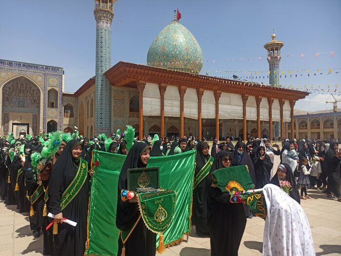 شادپیمایی دختران شیرازی در سالروز ولادت حضرت معصومه (س) + تصاویر