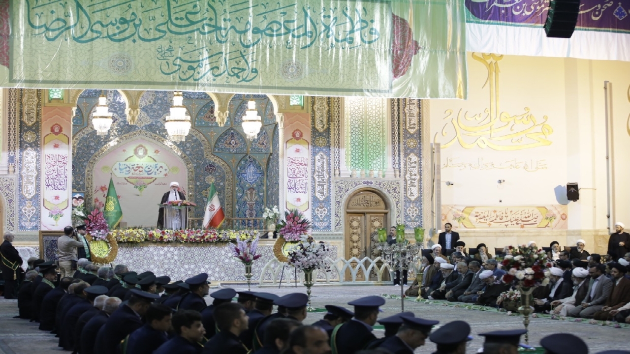 زیارت با معرفت انسان را از جهنم مادیات نجات می‌دهد