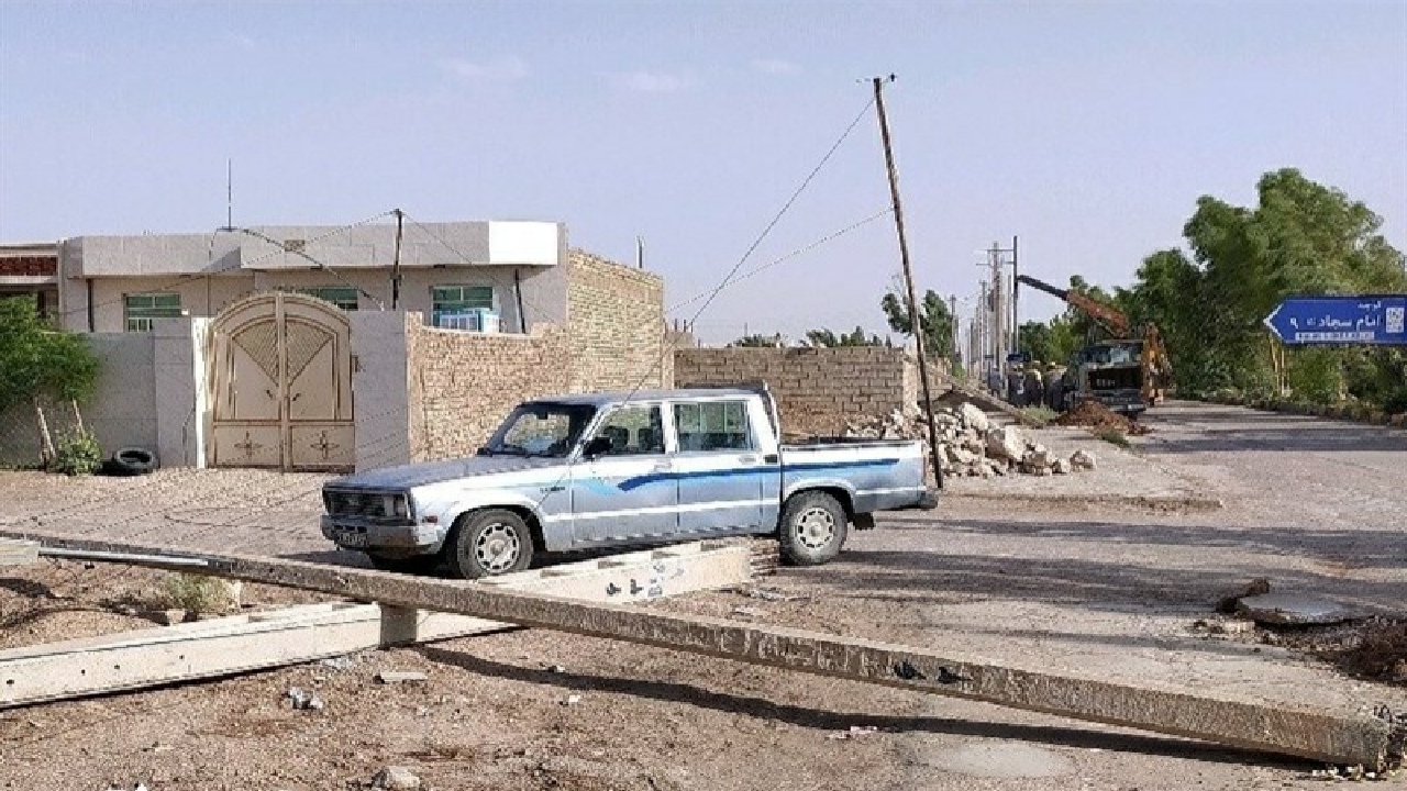 سقوط پایه برق بر روی یک خانه در اهواز