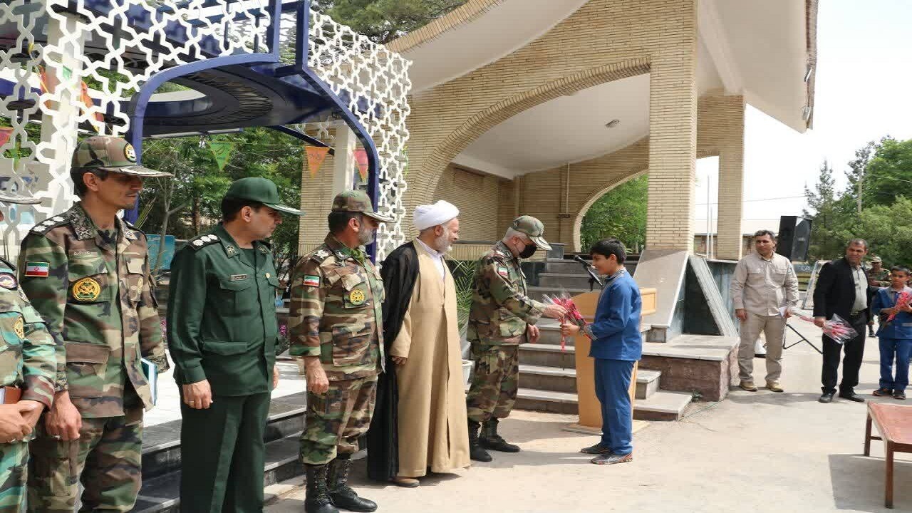 دیدار دانش آموزان ممتاز با فرماندهان ارتش درکرمان