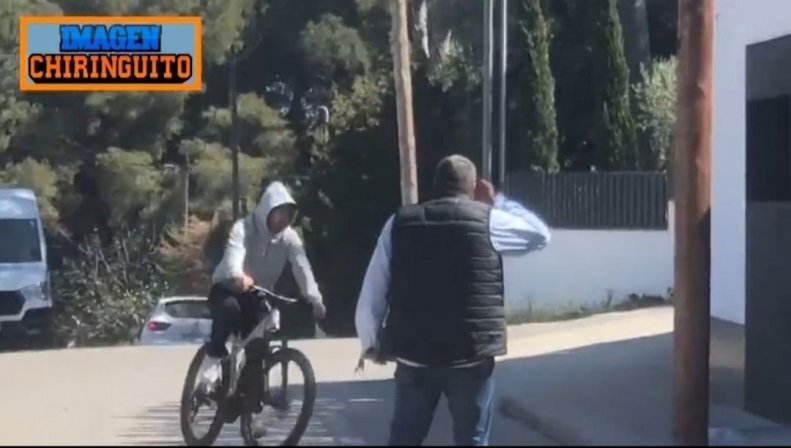 شکار مسی هنگام دوچرخه&zwnj;سواری در بارسلونا