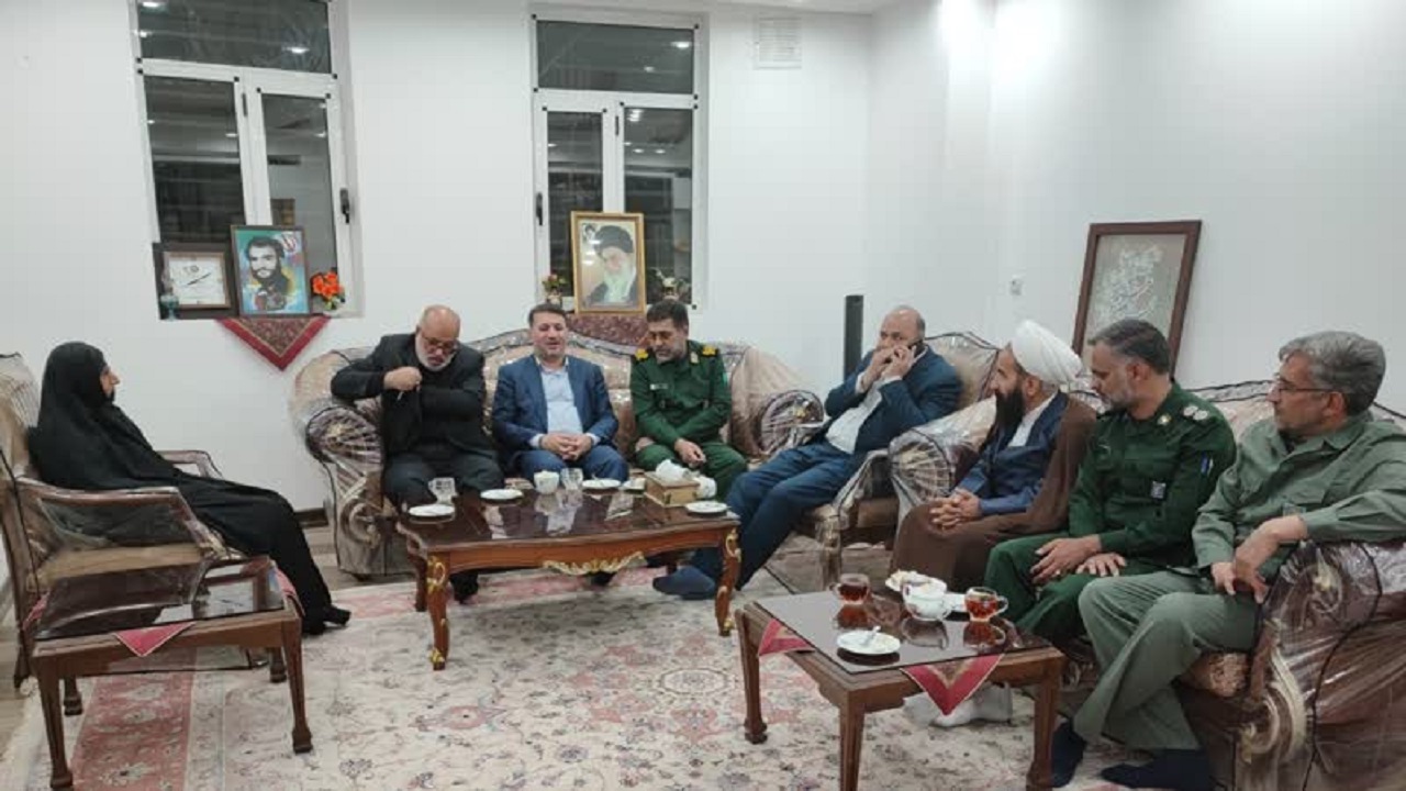 دیدار جمعی از مسئولان استان یزد با خانواده شهید منتظر قائم