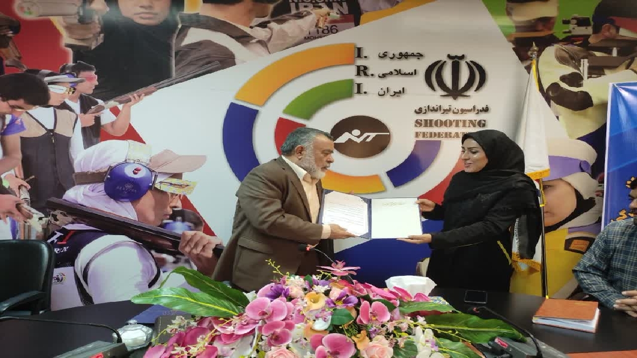 اهدای حکم کمک مربی به ورزشکار چهارمحالی توسط رئیس فدراسیون تیراندازی