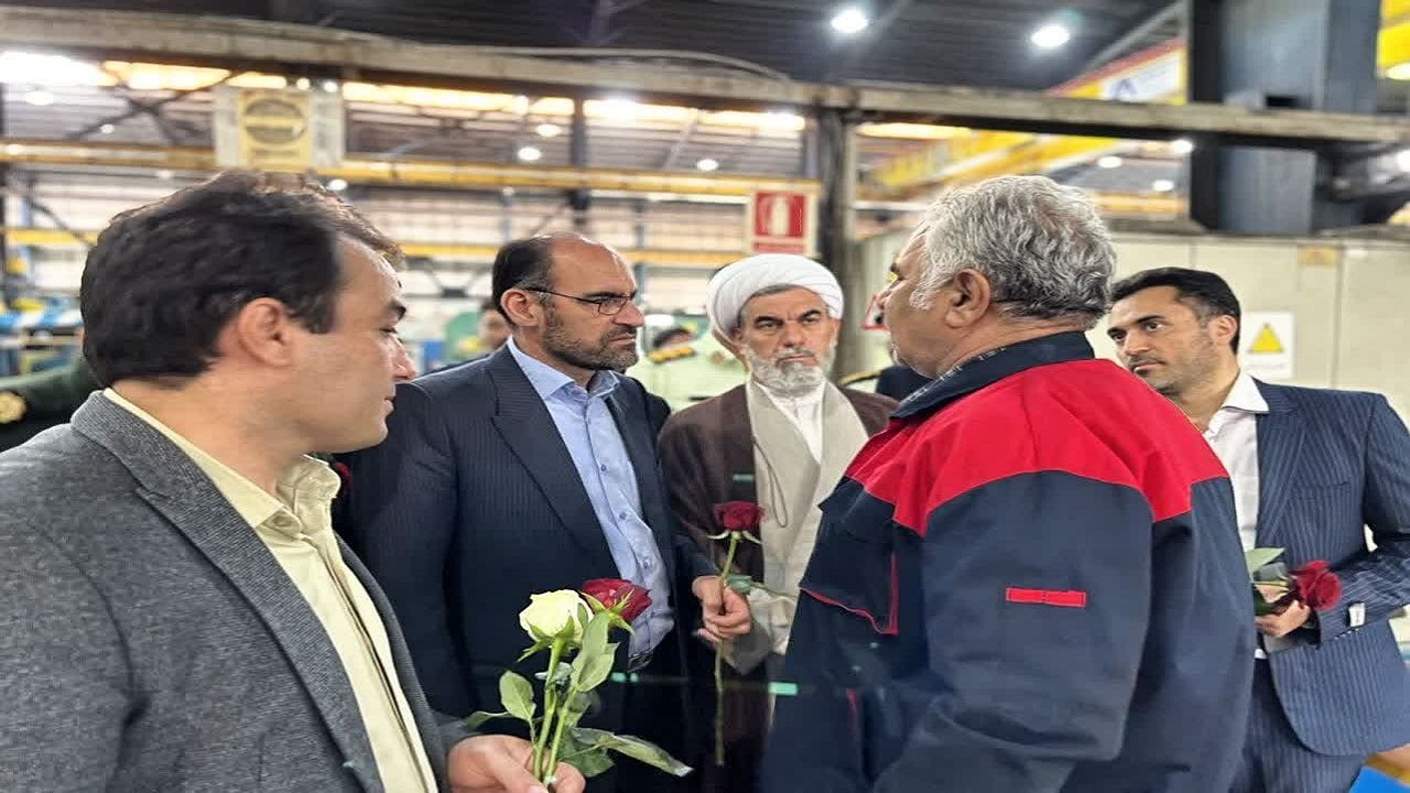 تجلیل از کارگران یک واحد صنعتی در شهرک صنعتی آراسنج