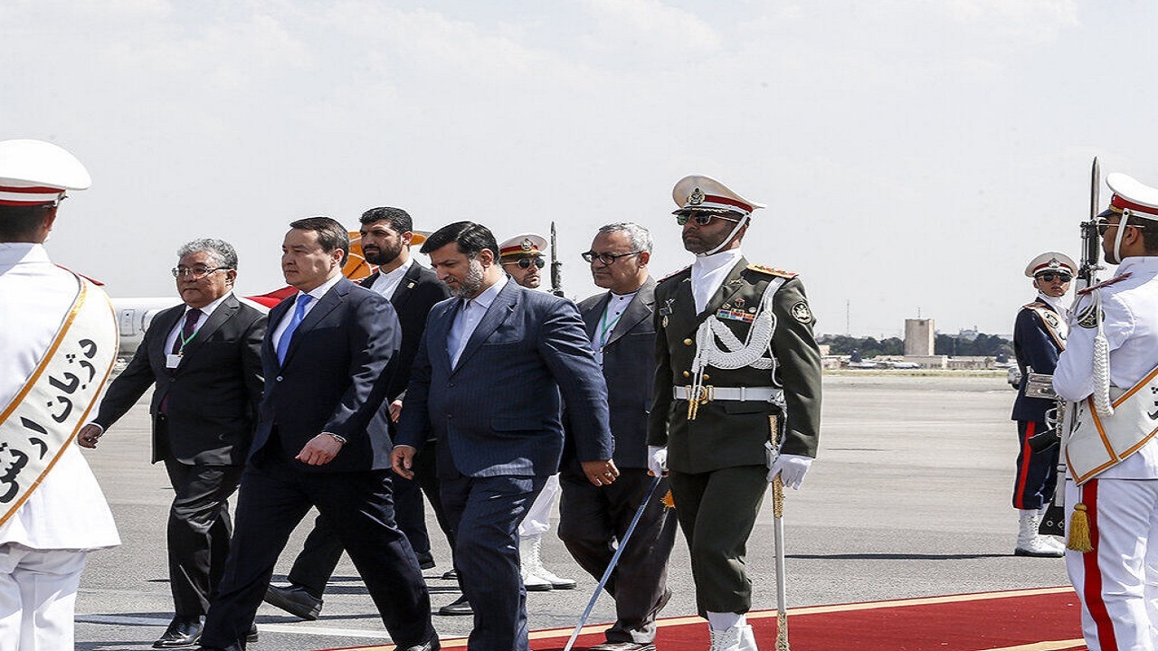 نخست وزیر قزاقستان مورد استقبال رسمی مخبر قرار گرفت