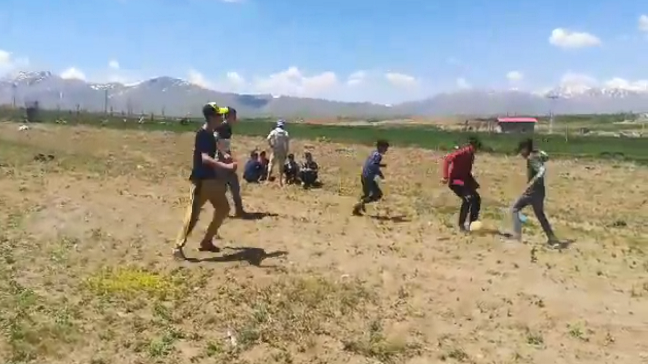 ایجاد زمین ورزشی درخواست اهالی روستای شاپورآباد شد + فیلم