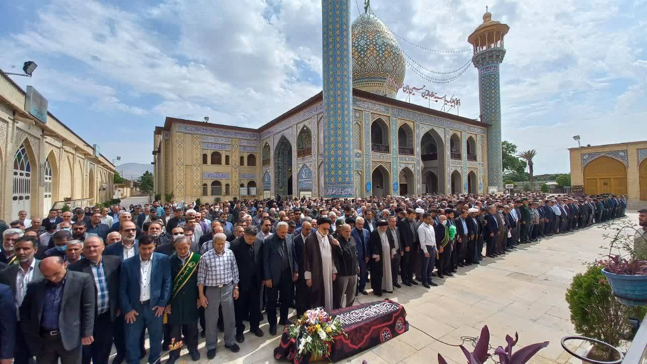 تشییع و خاکسپاری مادر شهیدان ایزدی در شیراز
