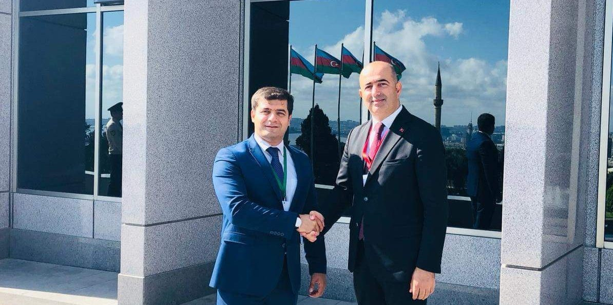 بابک آقایف (سمت چپ)، رئیس کمپانی پراسول