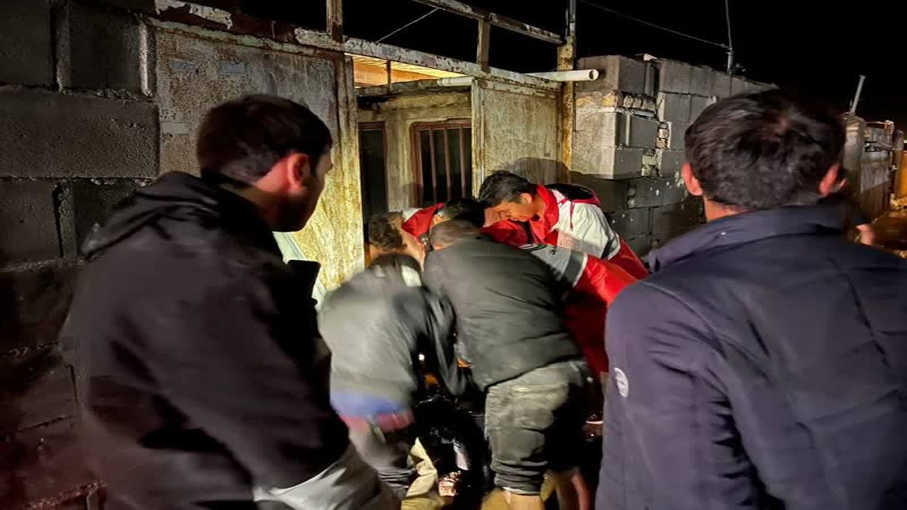 امدادرسانی نجاتگران جمعیت هلال احمر به متأثرین از وقوع سیلاب وآبگرفتگی