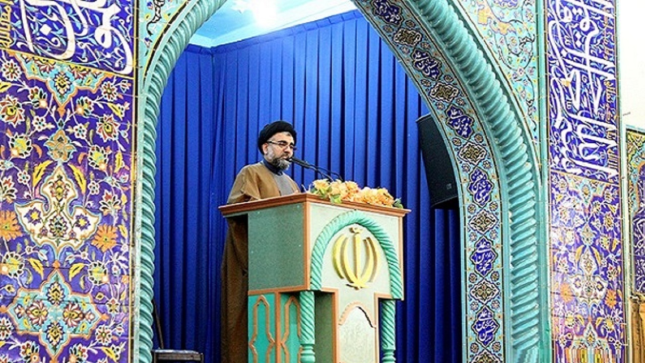 مردم و مسئولان حامی کارگران باشند