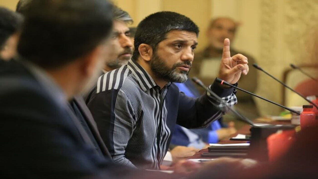 دبیر حق اخراج خبرنگار را نداشت