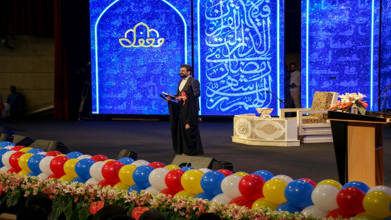 برداشتن غبار از روی قرآن هدف برنامه «محفل» بود