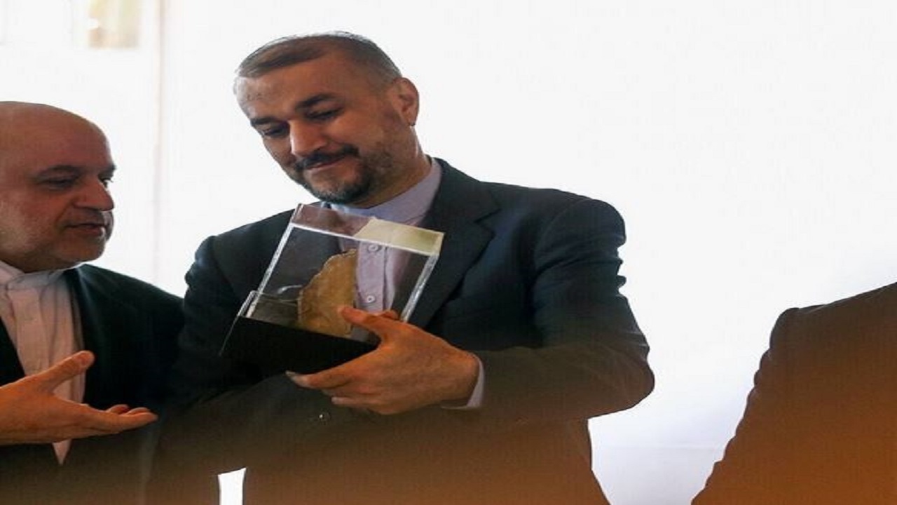تقدیم نماد مقاومت حزب‌الله به وزیر امور خارجه کشورمان