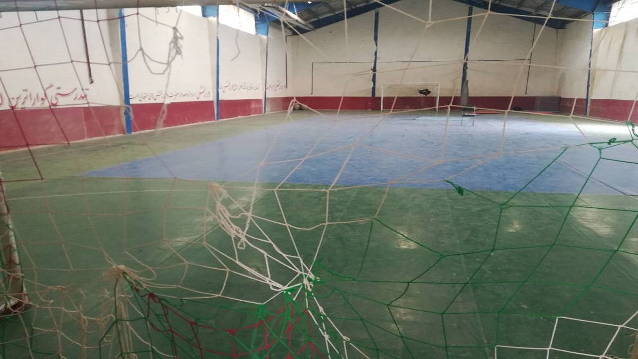کهنگی سالن ورزشی روستای شاپورآباد اهالی را به دردسر انداخت + تصاویر