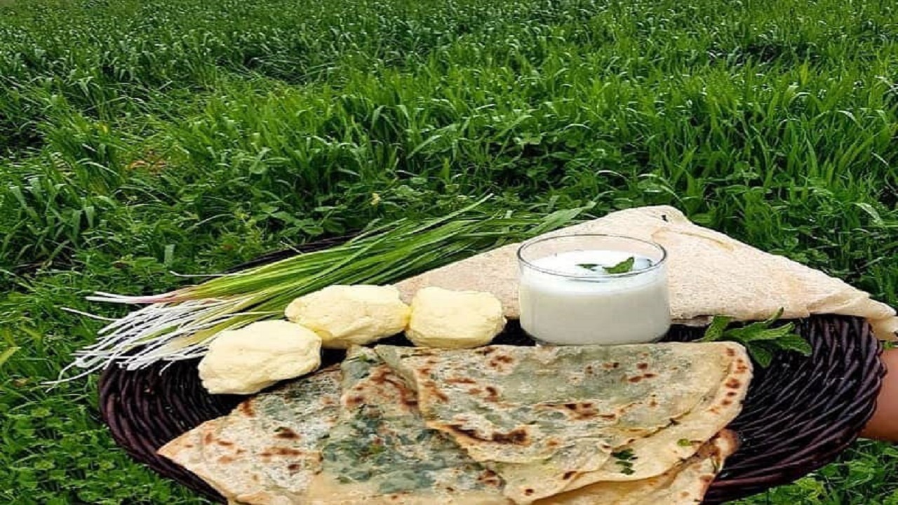 پخت نان سنتی کلانه در دل طبیعت استان کردستان + فیلم