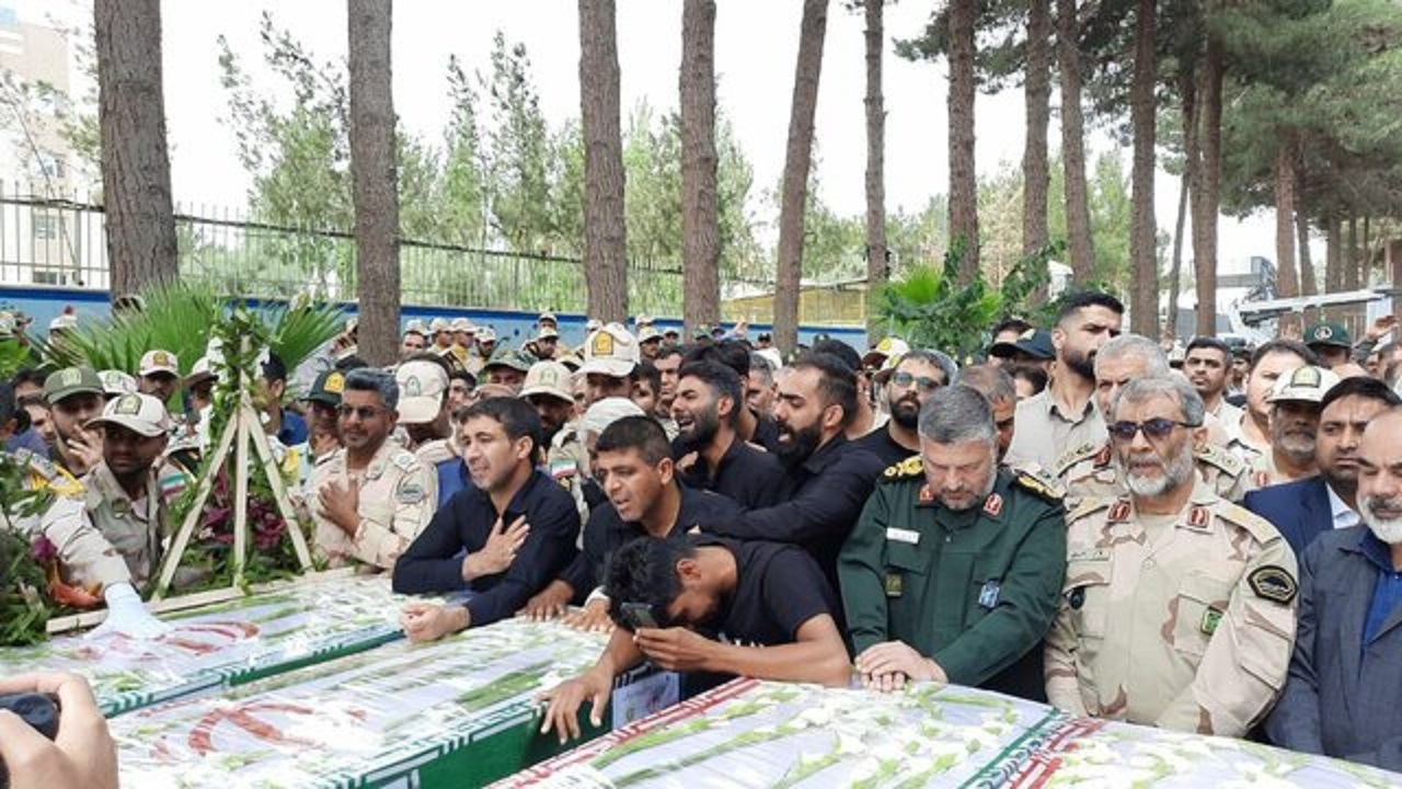 تشییع پیکر شهدای حمله تروریستی سراوان/ خط و نشان فرمانده مرزبانی برای تروریست‌ها