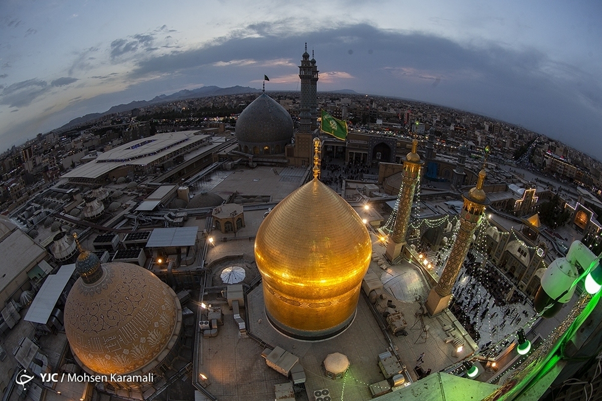 گل‌آرایی ضریح مطهر حضرت معصومه (س) در آستانه میلاد امام رضا (ع)
